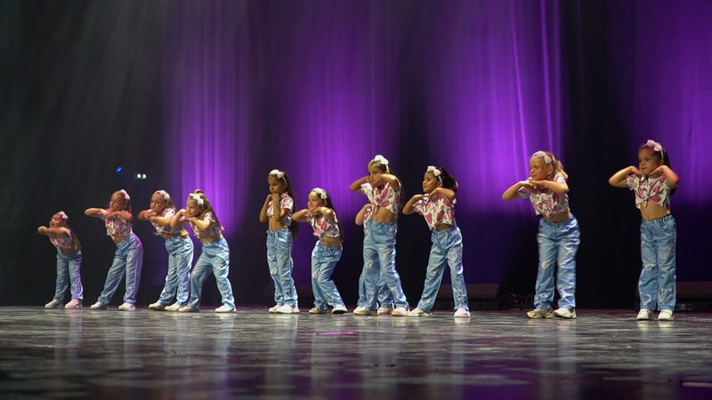 Les enfants en tenues denim clair, sous une lumière violette.