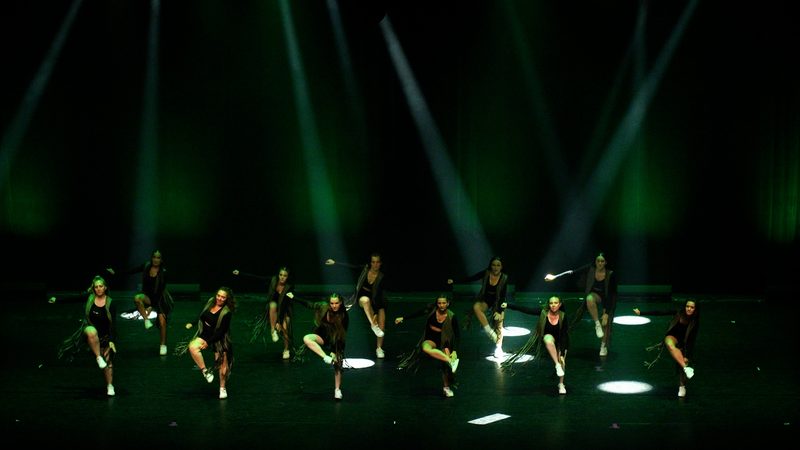 Le groupe assis au sol, dans une lumière verte.