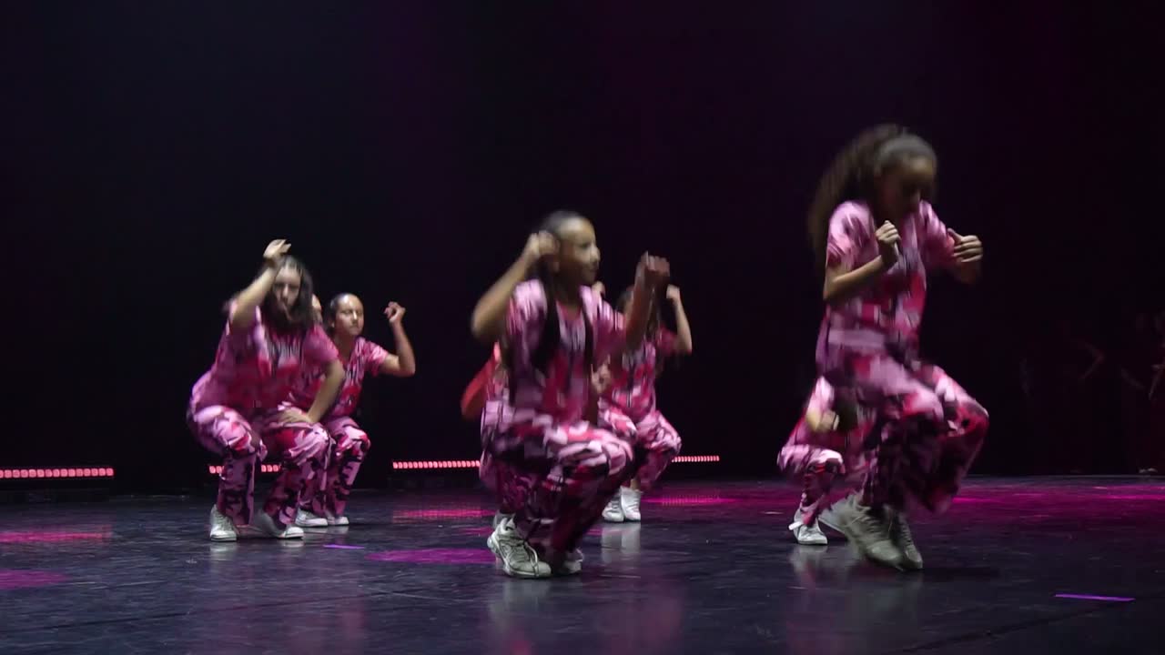 Le groupe hip-hop 9-12 ans niveau 2 en camouflage rose, sur une scène rose et noire.