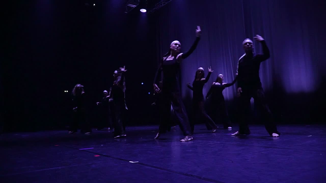 Le groupe lyrical niveau 2 en noir, dans une lumière bleu nuit.